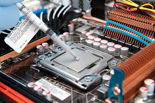 Applying thermal paste